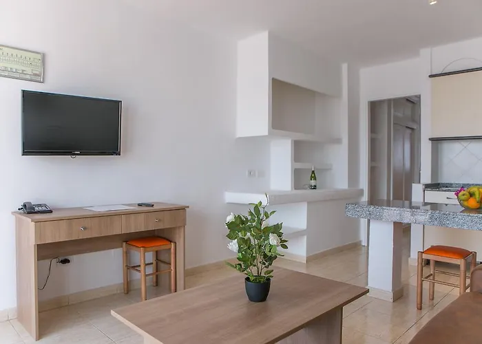 比塔罗拉兰萨罗特俱乐部酒店 *