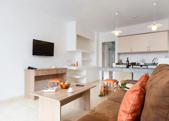 比塔罗拉兰萨罗特俱乐部酒店